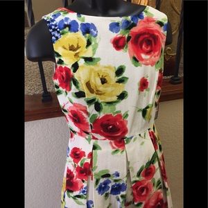 NWT! BEAUTIFUL “TAHARI” FLORAL DRESS!